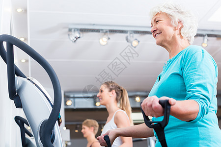 健身训练中震动板组活动女士微笑乐趣训练器振动健身房俱乐部锻炼中心图片