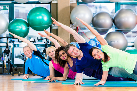 健身锻练和培训中的体操小组多样性锻炼健身房俱乐部乐趣课程女士教练团体紧缩图片