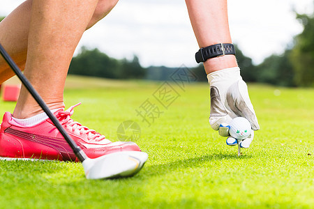 女人打高尔夫球 近镜头图片