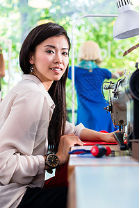 亚洲裁缝妇女用机器缝纫服装服饰企业家时装设计创造力创始人灯丝工作室女士工厂图片