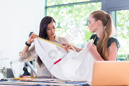 年轻时装设计设计设计青年妇女企业家裁缝职业创造力工作作坊造型纺织品团队服饰图片