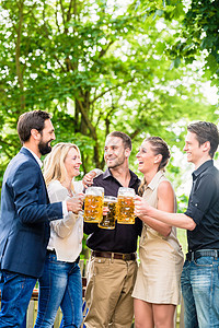 下班后在啤酒园的朋友或同事合作饮料女士啤酒眼镜花园食物团体酒精客栈图片