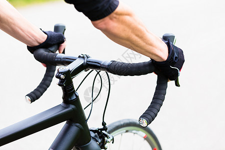 运动运动员手在赛车手的把手栏上赛车旅游手套男人手指前臂训练自行车锻炼车把背景图片