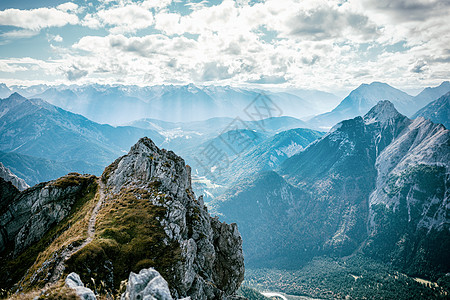 从通过 ferrata 到阿尔普山谷的视图图片