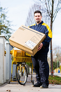 邮差以现时包装方式发送包裹的邮袋邮递栅栏命令导游工资运输展示职业船运男人图片