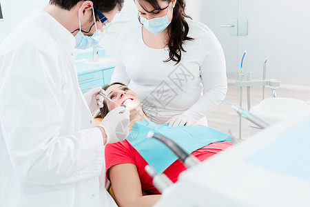 在其办公室看孕妇的牙科医生护理人员牙齿手术妈妈钻头家庭牙科外科女士护士图片