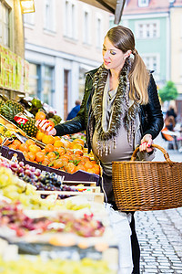 孕妇在农民市场上买菜的市场妇女水果商购物杂货女士篮子水果食物杂货商顾客蔬菜图片