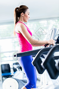 在运动车场做运动锻炼的体育女运动员力量肌肉身体中心健身房健身训练跑步跑步机耐力图片