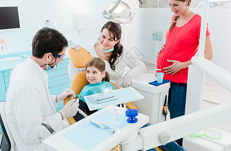 在其办公室治疗全家人的牙科医生孩子外科助手诊所牙齿护理人员怀孕手术职业乳牙图片