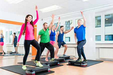 男女在健身房做有氧继操体操伙伴活动男人体育锻炼女士瑜伽教练女性练习图片