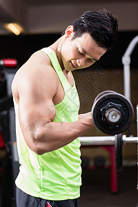 健身工在锻炼期间提升重量有氧运动力量健美肌肉训练体操健身房课程二头肌机器图片