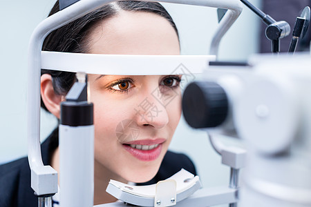 女性眼睛用测试设备测量;妇女眼睛图片