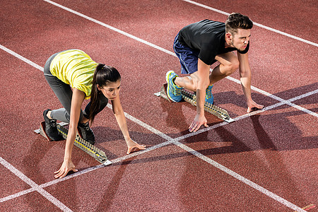 男女运动员在起跑区 o 的起跑位置图片