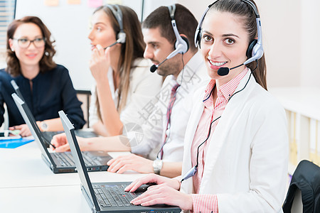 担任呼叫中心代理的男女工作人员电话同事男人职业营销电脑热线顾客求助办公室图片