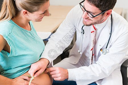 测量孕妇腹部的妇科医生实验考试职业诊所预防性医疗医师圆周女士白色图片