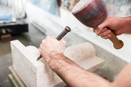 从事大理石柱工作的石匠工人石材职业石头建筑锤子厂房工具手工业工匠图片