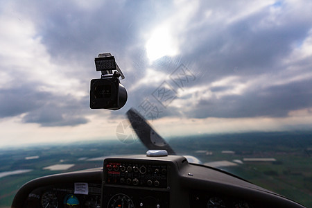 从运动飞机内看到风景和天空图片