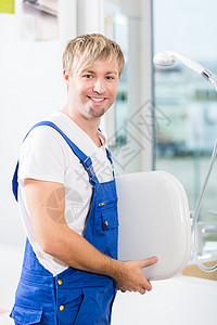 一个在卫生间店里工作的快乐男人的肖像图片