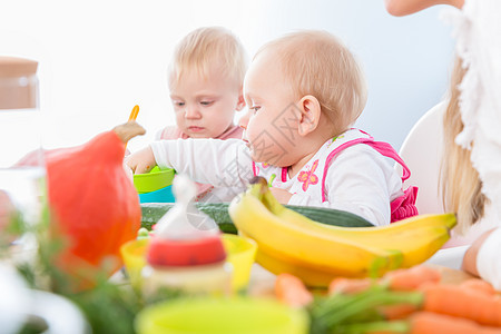 在现代日托阶段 在现代日托普查中 让小可爱女孩吃健康 扎实的食物图片