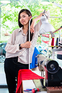 亚洲艺人或时装设计师仰赖缝纫台工作创造力纺织品职业衣服作坊爱好针女女装裁缝图片