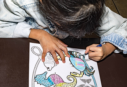 漂亮的亚洲儿童在用蜡笔和彩色书籍做彩色活动时被丢弃学校艺术学习染色左撇子家庭孩子写作幼儿园填色本图片