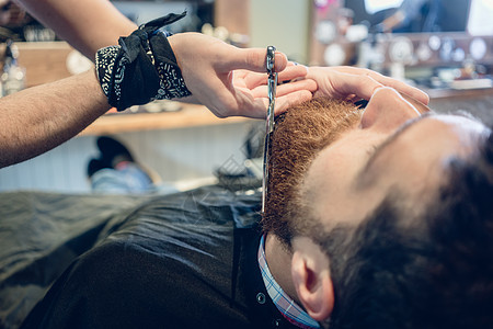 在剪剪 t 时使用剪剪剪刀将理发师的手缝合胡子修剪客户沙龙工作男性顾客理发潮人头巾图片