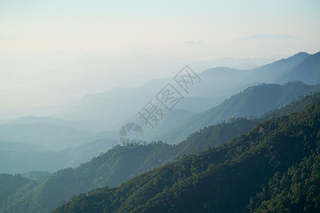 满天乌云的泰国风景照耀着美丽的景色天空森林绿色阳光季节阴霾乡村旅行薄雾爬坡图片