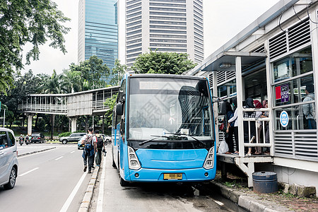 青年游客在雅加达火车站等候公交车 等待公共汽车的年轻游客图片