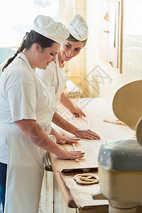 在面包店面包房工作的贝克妇女面团食品产品团队工业女人职业传统女性质量图片