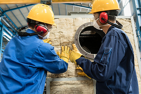 将绝缘材料应用到工业锅炉的工人安全金属耳套就业绝缘员工蓝领材料蒸汽手套图片