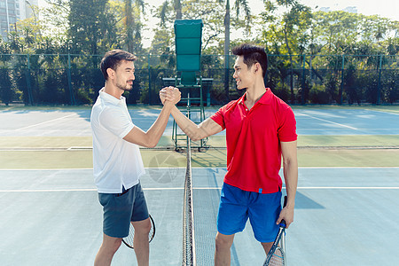 两个专业的网球运动员握手 以示公平竞争的姿态图片