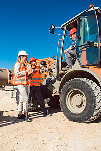 关于道路建设工地的土木工程师和工人讨论橙子挖掘施工职业工程建筑工人标志笔记土方工业图片