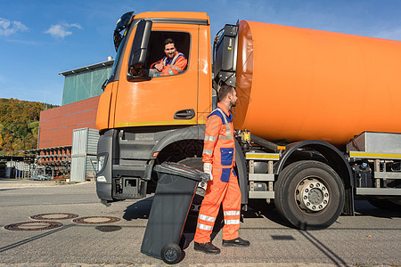 两名垃圾桶工人在清理垃圾桶方面共同工作货车防护服回收卡车反光橙子公用事业垃圾箱市政民众图片