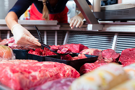 在一家肉店展示品中的肉 被销售妇女放进去屠夫熏制牛肉庄稼食物店铺女士展示香肠营养图片