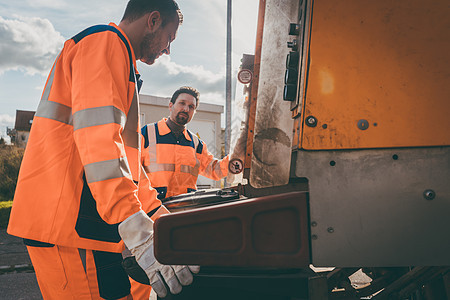 为公共事业部门工作的垃圾搬运工 男卡车街道清洁工工人公用事业垃圾箱橙子垃圾桶市政垃圾工图片