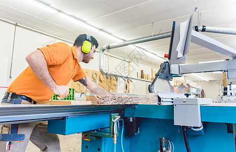 带有表锯的木匠切削板体力劳动工匠木工橱柜男人职业劳动木头工作台作坊图片
