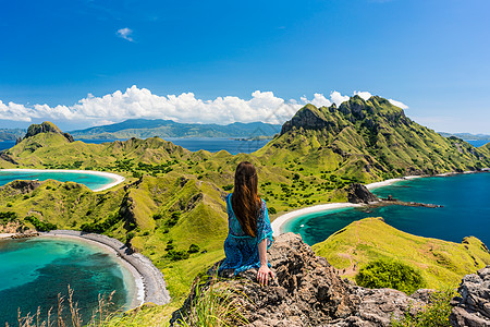 年轻女性享受着华丽的帕达尔岛景色海滩热带旅行火山冒险天空支撑微风游客蓝色图片