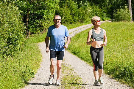 在户外运动的成熟夫妇男人阳光女士老年人跑步训练晴天退休成人人员图片