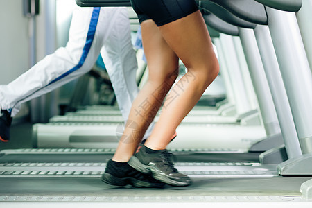 在运动场上跑步的人身体夫妻四肢健康男人运动跑步机女士成人跑鞋背景图片