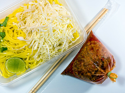 带酱汁的意大利面条用塑料包装将食品带回家盒子红色美食筷子托盘图片
