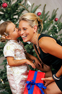 - 圣诞节的孩子亲吻她的母亲图片