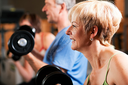 健身房的三名老人运动团体男人活动人员退休闲暇身体力量哑铃图片