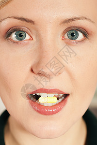 女人吃药丸止痛药黄色抗生素牙齿疾病成人疼痛健康女士玻璃图片