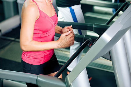 在运动场上跑步的人耐力男人心血管身体运动赛跑者有氧运动活动成人夫妻图片