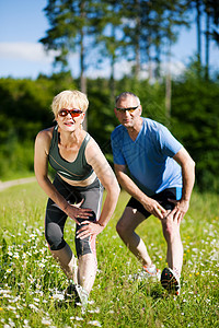 在户外运动的成熟夫妇活动训练晴天老年人体操男人天空运动退休娱乐图片