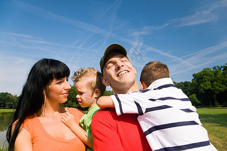 有孩子的家庭享受暑假孩子们父亲兄弟姐妹晴天儿子们父母天空母亲闲暇太阳图片
