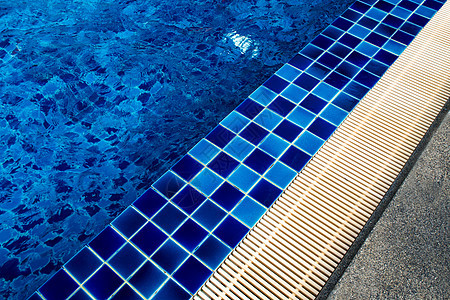 游泳池旁的蓝色陶瓷地板和排水槽图片
