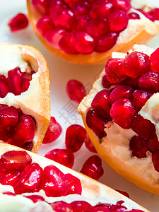 石榴种子堆中作为果实背景的红石榴种子详情甜点石榴石热带红色果汁水果食物白色图片