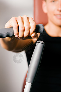 在健身房工作的男人肌肉闲暇运动健身娱乐运动员俱乐部锻炼数字身体图片