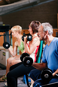 健身房的三名老人活动运动闲暇人员老年人重量女士肌肉训练身体图片